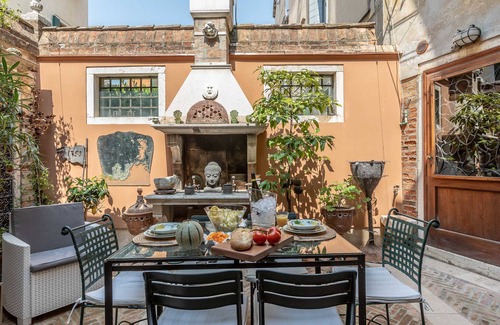 Dorsoduro Ski Chalet | Sophisticated Venetian House with Private Courtyard