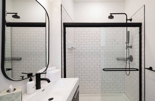 Rittenhouse Row Apartment | Sosuite | Corner 1BR Apt w Laundry, Workspace