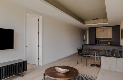 Logan Square Apartment | Sosuite One Bed Apt Plus w Rooftop, Gym, Laundry