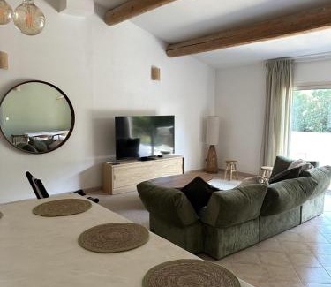 Saint-Maximin-la-Sainte-Baume Villa | Sous les oliviers, Villa entière 6 personnes, climatisée, piscine chauffée