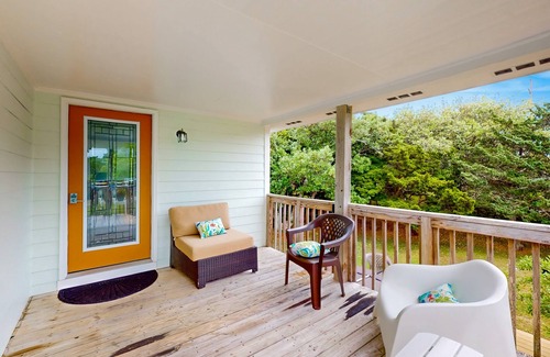 Spindrift Banks House | Sound-side home near beach with new private hot tub, streaming, decks, W/D, AC