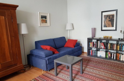 Mitte Apartment | Soundproof windows, 1 min. to the subway, 2 stops to the center, 3 blocks.