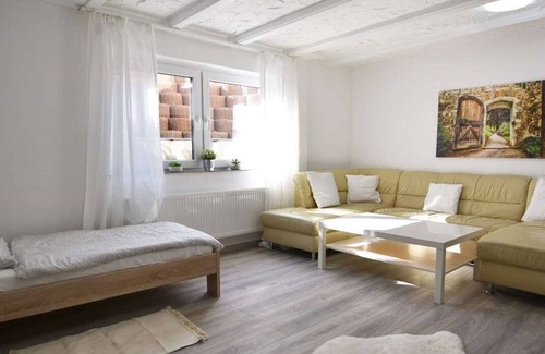 Troisdorf-West Apartment | Souterrain Apartment , 65qm, 1 Schlafzimmer, 1 Wohn-/Schlafzimmer, Max. 5 Personen