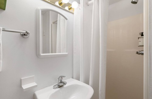 East Jordan Hotel | South Arm Retreats Motel Double Room 7