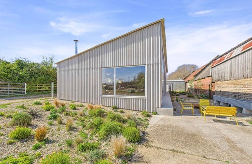 Cowes Ski Chalet | South Barns a spacious barn conversion near Cowes.