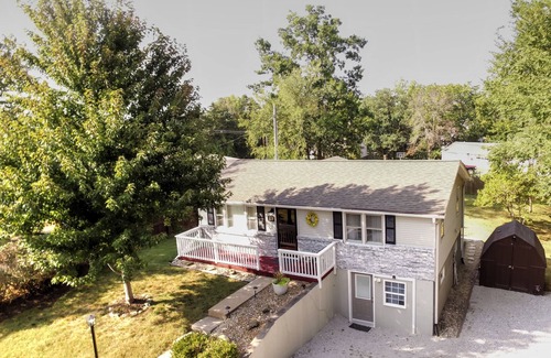 Columbia House | South central 4 bedroom house 3 minutes from Faurot Field! Its close and quiet.