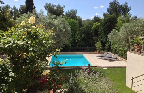 Sud House | South-facing Aix en Provence house, shady enclosed garden, swimming pool, view, very quiet.