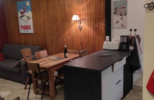 Tignes Apartment | South-facing balcony. HD Internet. Telework and ski! Ski locker on the ground floor