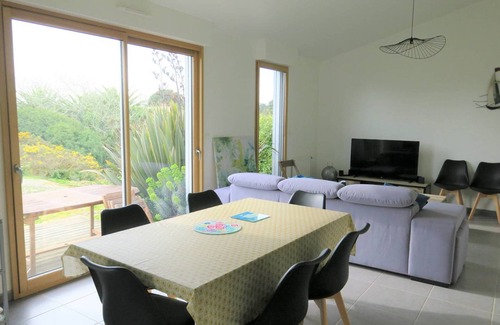 Tregastel House | South-Facing Home with WiFi, Garden, Terrace, Near Beach in Trégastel