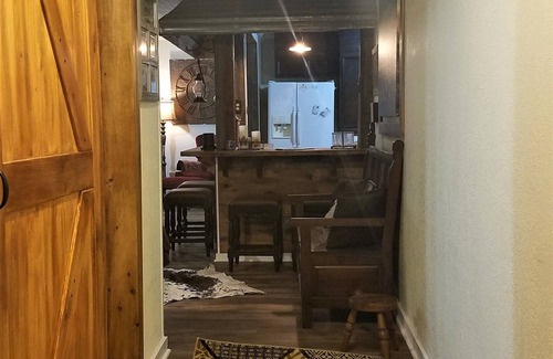 University House | SOUTH FORK INN, RANCH HOME,SLEEPS 15, DOWN THE ROAD FROM SILOS, HUGE YARD!