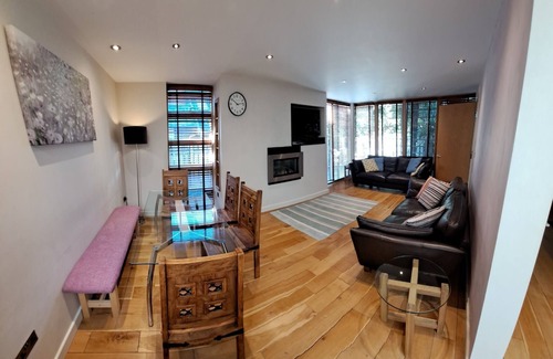 Winchester House | South House offers high comfort self-catering accommodation for up to 6 people,