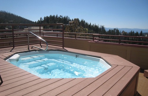 Tahoe Village Condo | SOUTH LAKE TAHOE CHRISTMAS GETAWAY SUNDAY DECEMBER 22 -29 2024!