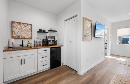 South Oceanside Hotel | South O Bungalow 12 - Deluxe Double ADA Studio + XL Private Patio