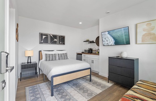 South Oceanside Hotel | South Oceanside Bunalow 8 - Deluxe Work and Stay Full Studio + Patio