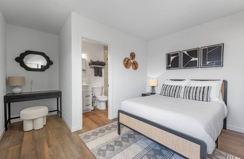 South Oceanside Hotel | South Oceanside Bunalow 8 - Deluxe Work and Stay Full Studio + Patio