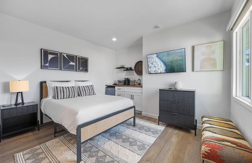 South Oceanside Hotel | South Oceanside Bunalow 8 - Deluxe Work and Stay Full Studio + Patio