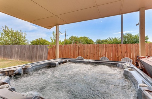 South Oklahoma City House | South OKC Home w/Hot Tub-Game Room: 18 Mi to OU!