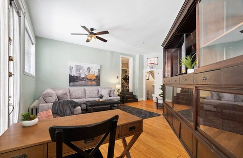 Passyunk Square House | South Philly, Roof Deck, Pool Table, Sleeps up to 7