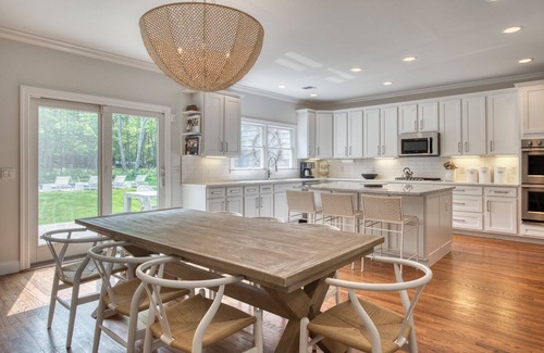 North Sea House | Southampton 5-bdrm 5-bth Luxury House with Pool Sleeps 18 Comfortably Near Beach
