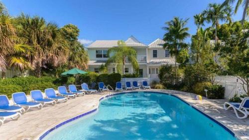 Bahama Village House | Southard Getaway by AvantStay w Covered Patio Great Location Shared Pool Week Long Stays
