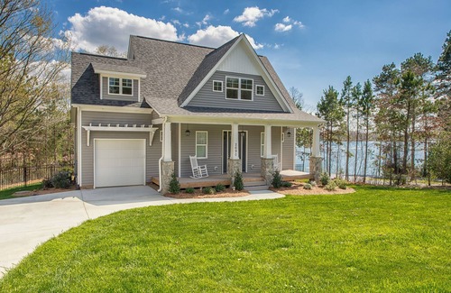 Lake Norman of Catawba House | Southern Breeze lake front property is pet friendly for an additional fee