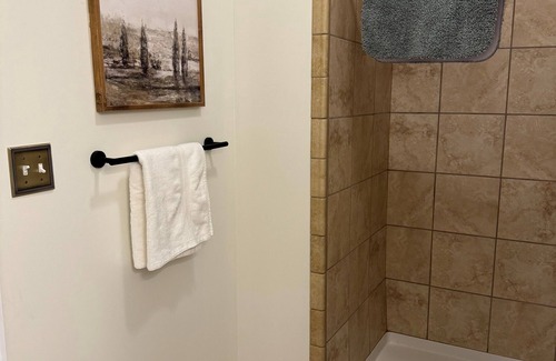 Sylvester Hotel | Southern Charm Meets Spacious Comfort — 6-BR Retreat in Vibrant Sylvester, GA