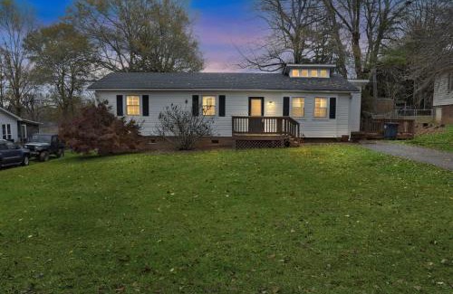 Travelers Rest House | Southern Comfort Retreat in Travelers Rest home