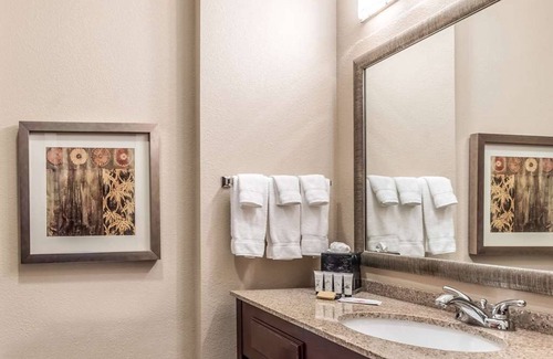 Mineral Wells Hotel | Southern Hospitality! Spacious Unit Near Attractions, Pool, Free Wifi, Parking