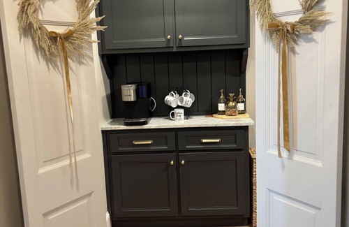 Mount Berry House | SOUTHERN LIVING! Newly renovated! Private with Mountain views-sleeps 16