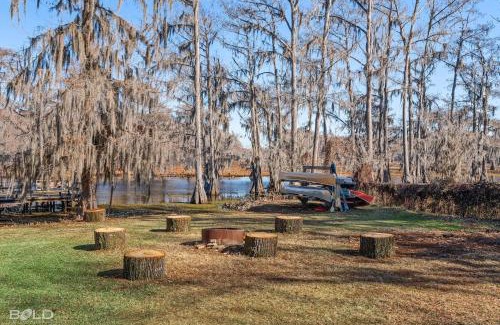 Uncertain House | Southern Pearl- Waterfront W Canoes & Kayaks