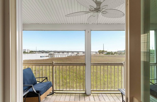 Waters Edge House | Southern Tides At Folly/On Water/1 Block to Downtown/Walk To Beach/Pool