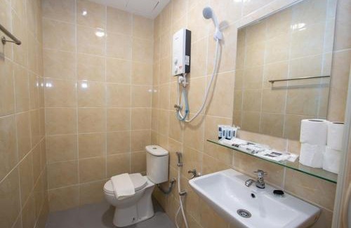 Pontian Hotel | Southern Tip Hotel - City & 100m walk to McDonald's & FREE DOBI