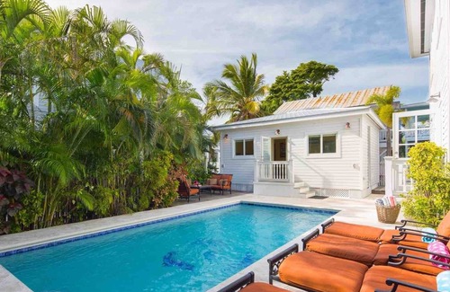 Uptown - Upper Duval House | *SOUTHERNMOST HOSPITALITY VII* 7BR/7BA & Pool + LAST KEY SERVICES.