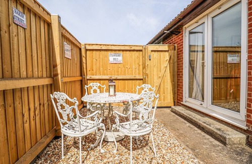 Louth Cottage | SOUTHFIELDS ANNEX, pet friendly, with a garden in Louth