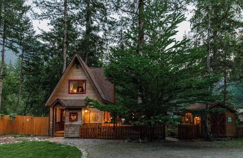 North Bend Cabin | SouthFork Serenity Enchanting Riverfront Cabin with Large Deck - Pet-Friendly!