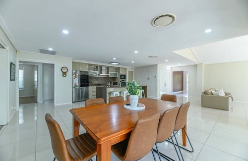 Dubbo House | Southlakes Haven - Lake Views, Pets Allowed