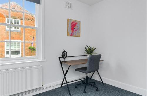 Southwell Apartment | Southwell 3-Bed Near Racecourse, Minster and Trails