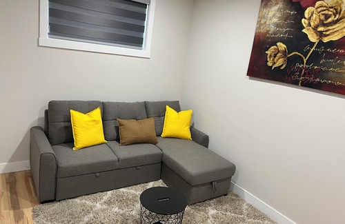 Southwest Calgary House | Southwest Cozy vibes, fast Wi-Fi – your chill Calgary escape starts here!