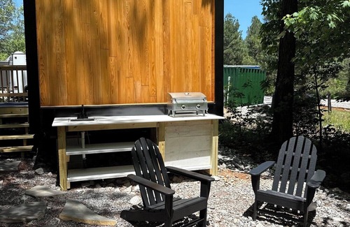South Pittsburg Cabin | Spa Cabin- King Bed WIFI and Suana
