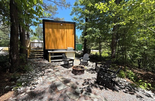 South Pittsburg Cabin | Spa Cabin- King Bed WIFI and Suana