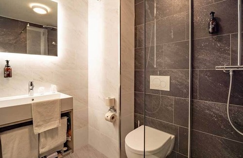 Bergen op Zoom Hotel | Spa-Focused Unit with Swimming Pool and On-Site Free Parking