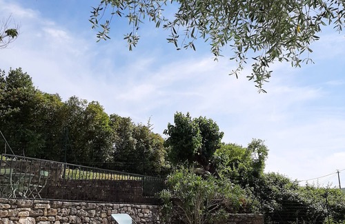Saint-Andre-de-Roquepertuis House | Spacious, peaceful Roses gîte in the Cèze valley, close to the Ardèche, ideal for families.