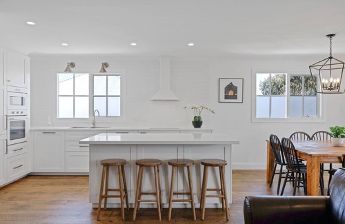 Cape Woolamai House | Spa jacuzzi, modern, stylish, separate games room, backyard, fully fenced