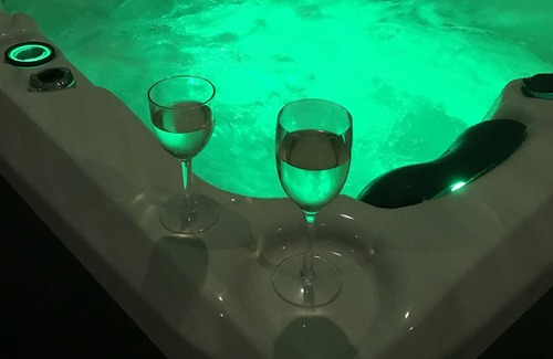 Oxley Island House | Spa Retreat on Oxley,breakfast,pool,wifi, fire pit