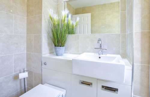Bray on Thames Apartment | Spacious ground floor Apartment sleeps 4 with free parking from £136 per night