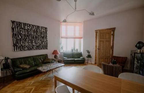 Srodmiescie Apartment | Space Age Residence