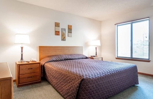 French Lick Villa | Space & Comfort for Groups! Full Kitchen, Outdoor Terrace and FREE Parking!