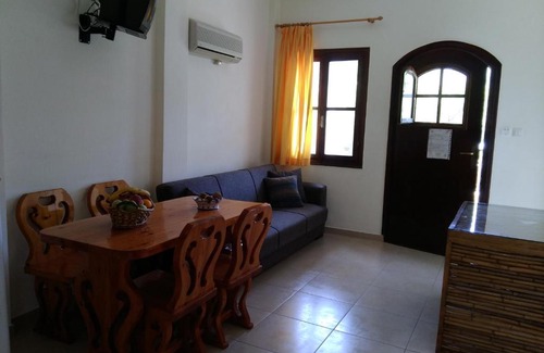 Ammoudara Villa | Spaceful apartment with veranda n garden