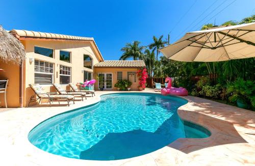 Deerfield Beach House | Spaces Sunny Oasis 4BR Retreat with 2 King Beds, Amazing Pool, near South Florida Beaches