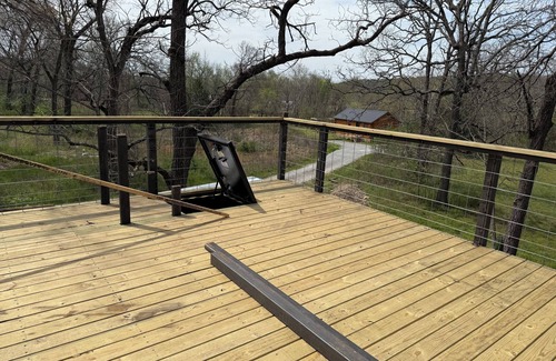 West Siloam Springs Cabin | Spaceship Cabin with rooftop deck.